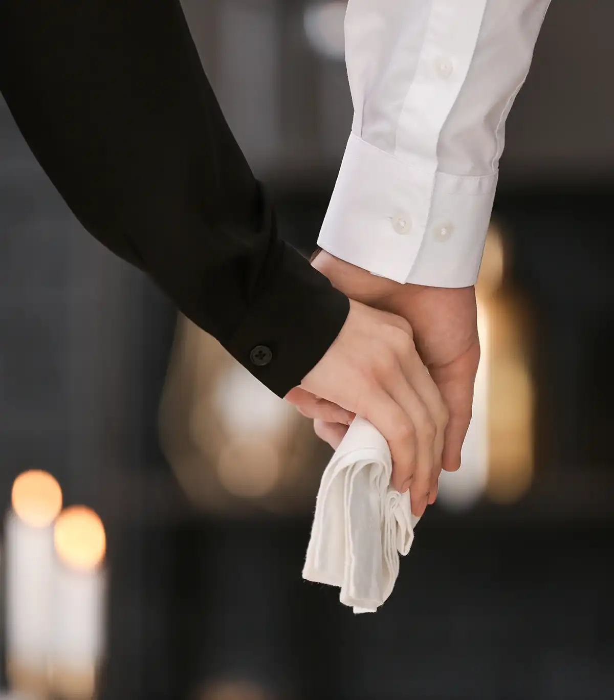 Paar trauert um seinen Verwandten bei der Beerdigung