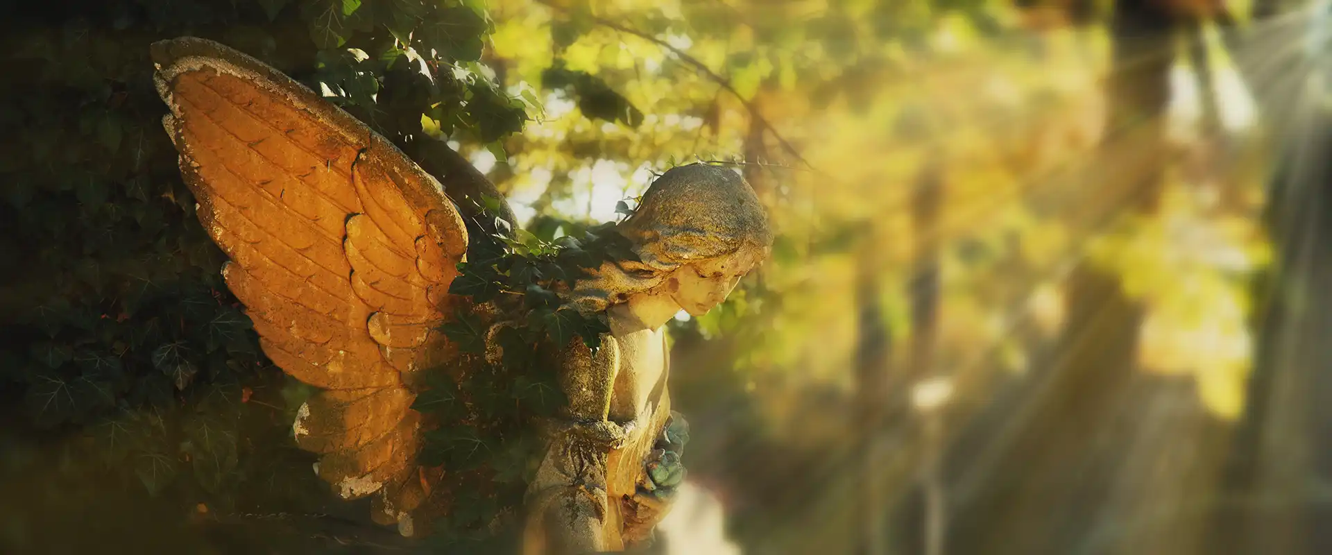 goldener Engel im Sonnenlicht